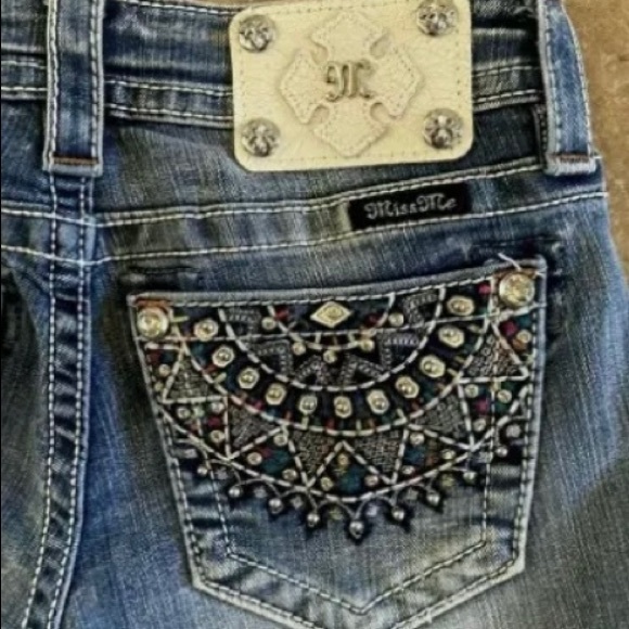 Miss Me Mid Rise Shorts Womens 24 Faded
Denim w/Rhinestones & Studs NWT FAB!! - Picture 12 of 13